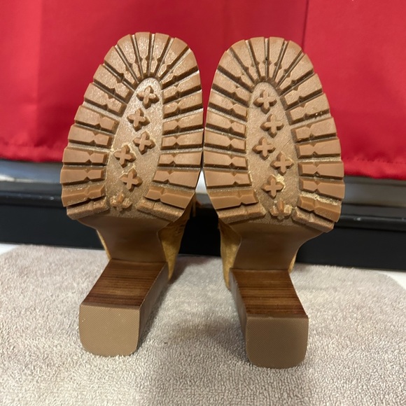 Steve Madden squared toe boot. Size 6. Worn once. - Picture 5 of 7